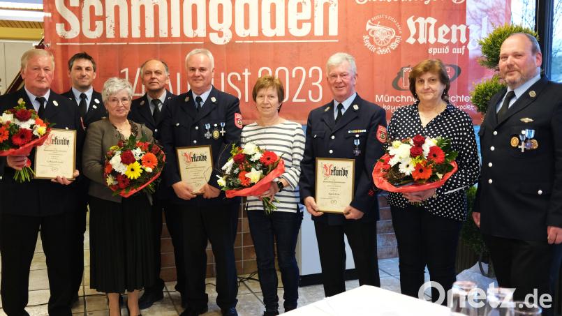 Vorsitzender Thomas Wilhelm (rechts) und Kommandant Markus Ries (Zweiter von links) ernannten Erhard Graf, Erwin Merkl, Josef Piehler und Karl Ries (von links) zu Ehrenmitgliedern der Feuerwehr Schmidgaden. Für die Ehefrauen gab es Blumen. Bild: Hirsch