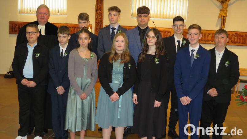 Drei Mädchen und acht Buben feierten mit Pfarrer Ulrich Gruber die Konfirmation in der Martin-Luther-Kirche. Bild: adj