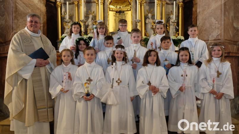15 Kinder gingen am Sonntag in der Klosterkirche Speinshart an den Tisch des Herrn. Die Erstkommunion spendete Ortspfarrer Prior Pater Adrian Kugler. Bild: do