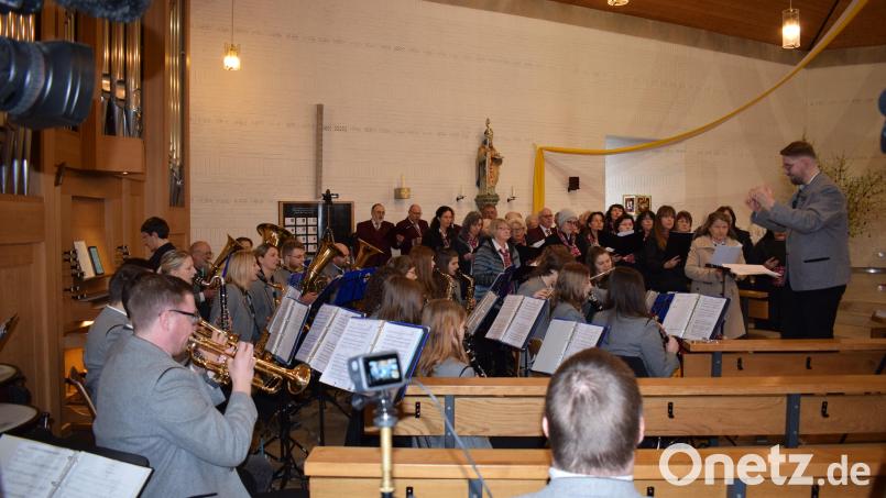 Gemeinsam tragen Frauenchor, Männergesangsverein und Blaskapelle unter dem Dirigat von Tim Winkler (rechts) die Schubert-Messe in der Pfarrkirche Ammerthal vor. Bild: oe
