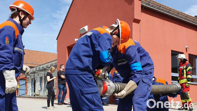 Zahlreiche Aufgaben mussten die Nachwuchsfeuerwehrkräfte meistern, um die Jugendflamme Stufe 3 zu erreichen. Bild: Kreisbrandinspektion Landkreis Schwandorf/exb
