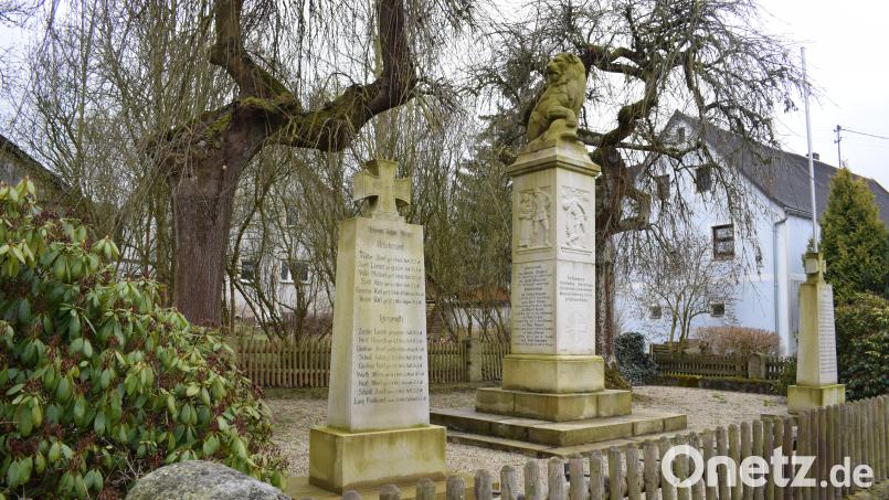 Das Kriegerdenkmal in Hohenthan soll neu gestaltet und damit pflegeleichter werden. Einen entsprechenden Antrag genehmigte der Stadtrat. Bild: szl