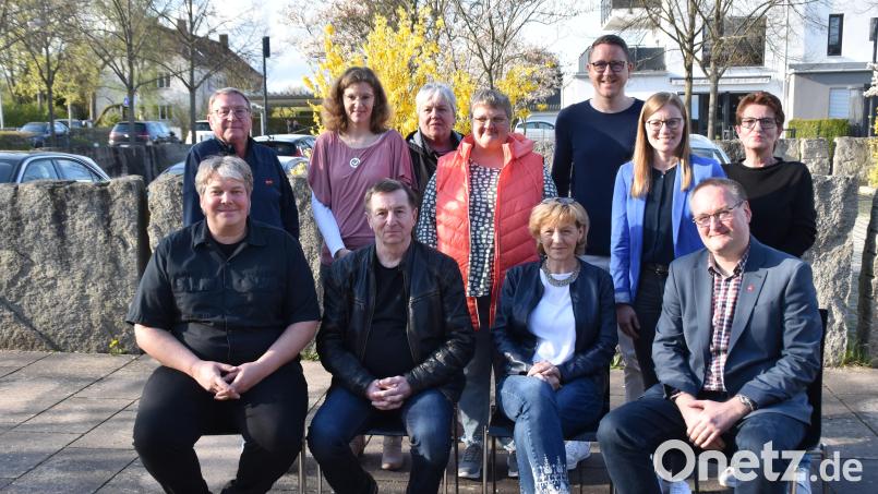 Die Führungsriege des neuen SPD Ortsvereins "im Weidener Süden". Vorne von rechts: Michael Schrepel, Gabriele Laurich, Waldemar Hock und Stellvertretender Stadtverbands-Vorsitzender Florian Graf. Bild: hcz