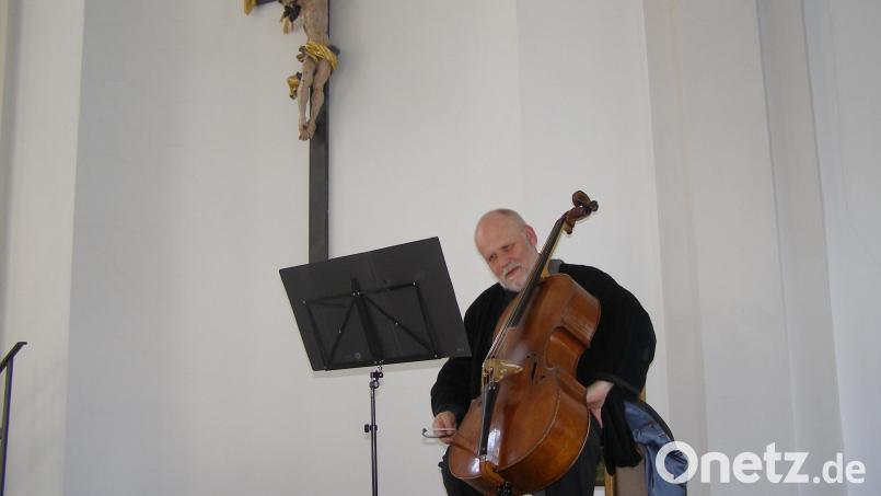 Cellist Ludwig Frankmar gestaltete am Sonntag im Barocksaal von Schloss Fockenfeld ein Solokonzert mit seinem Barockcello. Bild: pz