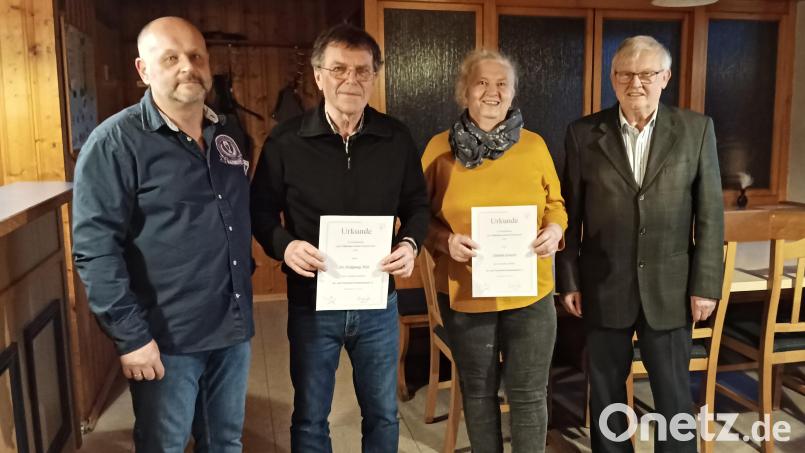 Vorsitzender Jürgen Rosner (links) ehrte Wolfgang Witt und Claudia Grasser für ihre jahrzehntelange Treue zum Ski- und Tennisclub Krummennaab. Dritter Bürgermeister Reinhard Naber (rechts) gratulierte den Geehrten. Bild: vsr