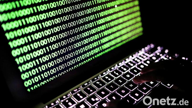 In der Max-Reger-Halle klärt der Cyber-Profi Thomas Rechl rund 600 Schülerinnen und Schüler über die Gefahren des Internets auf. Symbolbild: Oliver Berg/dpa