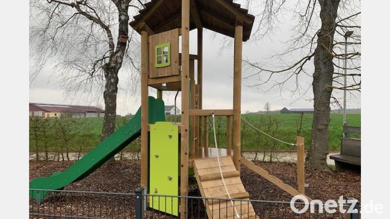 Am Dorfgemeinschaftshaus in Winbuch befindet sich ein neu gebauter Spielplatz. Bild: bjo