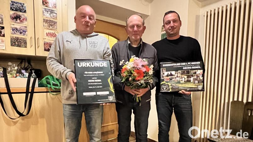 Dem neuen FC-Ehrenmitglied Georg Reindl (Mitte) gratulieren Fußball-Spartenleiter Gerhard Schnabel (links) und FC-Vorsitzender Hans Fischer.. Bild: gau