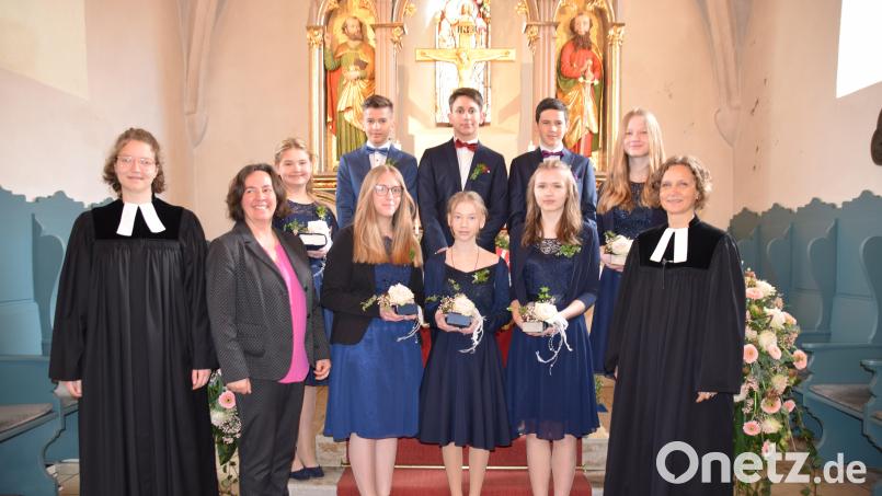 Vikarin Marietta Dümmler (links), Jugendreferentin Michaela Ertl-Linhard und Pfarrerin Renate Schauer (rechts) mit den Konfirmanden aus den Hirschbacher und Eschenbacher Kirchengemeinden. Bild: wku