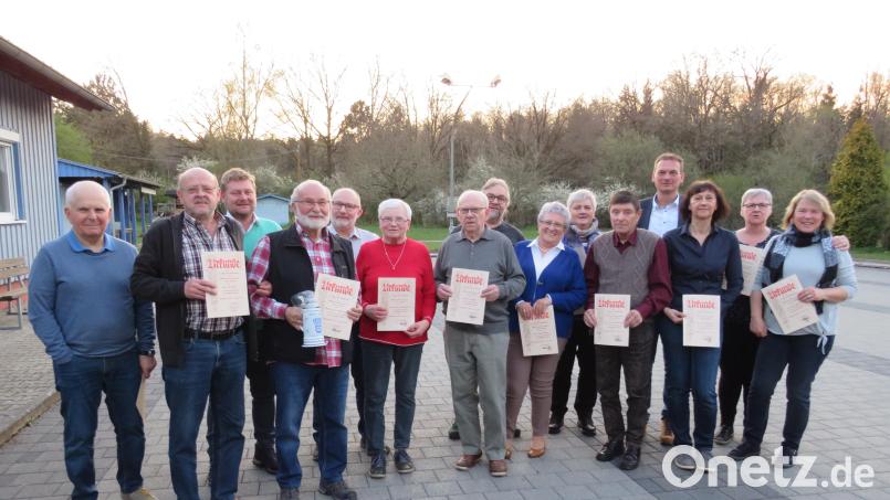 Mit Urkunden wurden langjährige Mitglieder der BSG Beyer &amp; Co ausgezeichnet. Werner Schumacher (Vierter von links) und Hans Pfeiffer (Siebter von links) können auf 60 Jahre Mitgliedschaft zurückschauen. Bild: adj