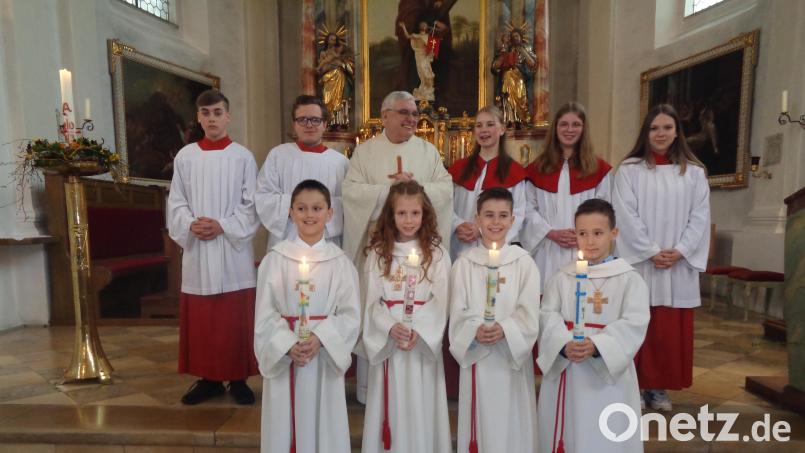 Die Erstkommunikanten Nils-Aaron Zapf, Rosa Killermann, Noah Killermann und Max Baumer (von links) gestalteten den Gottesdienst mit Pfarrer Eugen Wismeth und den Ministranten. Bild: amö