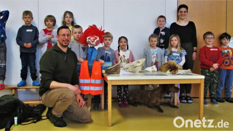 Jäger Andreas Geilersdörfer bescherte den Vorschulkindern der Arche Noach mit seinem Hund einen interessanten Tag. Erzieherin Franziska Heumann (Dritte von rechts) hatte auch ihren Spaß dabei. Bild: jml