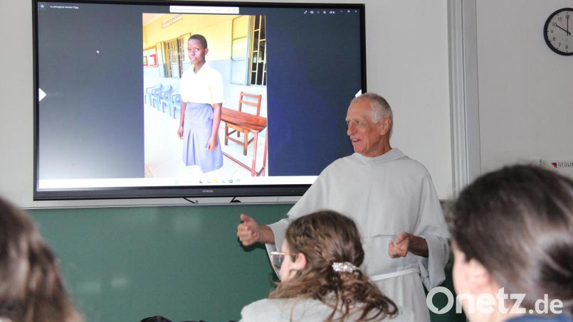 Nicht nur Post von ihren Patenkindern sondern auch Bilder und Videos und interessante Eindrücke aus dem Schulalltag in Uganda brachte Missionar Pater Stanislaus den Schülerinnen und Schülern der achten bis 10. Klassen mit, die Schulpatenschaften in Uganda übernommen haben. Bild: prh