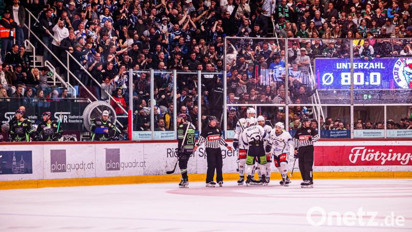 Der Weidener Fanblock in Rosenheim gab ein imposantes Bild ab und hatte viel zu bejubeln. So wie in dieser Szene das 2:1 durch Robert Hechtl. Bild: Werner Moller