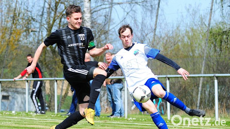 Die abstiegsgefährdeten Sportfreunde Kondrau (rechts Martin Roßkopf) feierten im Derby gegen den TSV Konnersreuth (links Tobias Rosner) einen wichtigen 2:1-Erfolg. Bild: Thomas Schrems