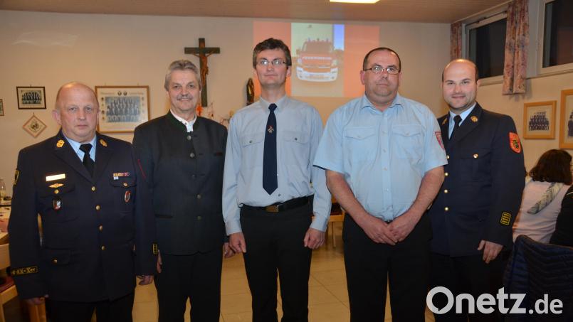 Johannes Eiberweiser (Dritter von links) und Markus Maier (Zweiter von rechts) sind neue Kommandanten der Feuerwehr. Bürgermeister Andreas Wutzlhofer (Zweiter von links) sowie Kreisbrandrat Marco Saller (rechts) und Kreisbrandinspektor Martin Weig (links) sind über die Stellenbesetzung sehr froh. Bild: dob