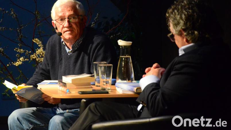 Arnold Stadler (links) las aus seinem Buch &quot;Irgendwo. Aber am Meer&quot;. Moderiert wurde der Abend von Peter Geiger. Bild: Kunz