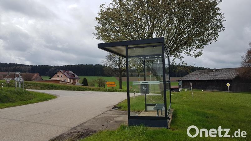 Die Kinder des Raums Heumaden/Öbraunetsrieth sind täglich einem lebensgefährlichen Schulweg ausgesetzt. Sie müssen dabei die stark befahrene Staatsstraße Moosbach-Eslarn in Ödbraunetsrieth, die nur auf 70 km/h begrenzt ist überqueren um das Wartehäuschen zu erreichen. Bild: gi