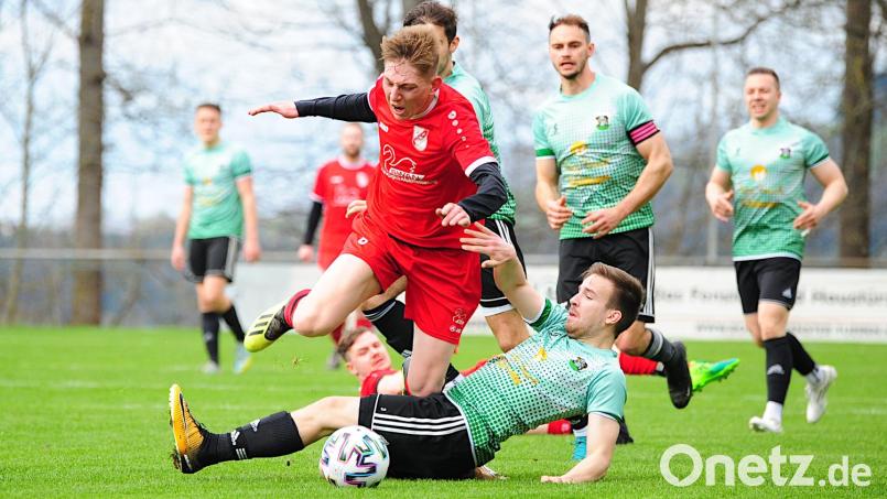 Der Bärnauer Stefan Rath grätscht gegen den Friedenfelser Johannes Götz (rotes Trikot). Bild: Thomas Schrems