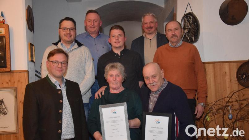 Vorsitzender Michael Troidl (vorne,links) gratuliert mit dem Vorstand Waltraud Kühnhauser (vorne, Mitte) und Albert Pühler (vorne, rechts) zur Ehrenmitgliedschaft. Bild: fla