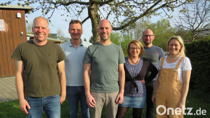 Bei vielen Aktionen unterstützt der Vorsitzende des Fördervereins, Jens Simon (vorne Mitte), mit seinem neu gewählten Vorstand den Jugendverein Haisl in Altenstadt/WN. Bild: adj