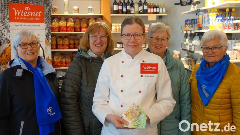 Nur strahlende Gesichter gibt es in der Bäckerei Wiesnet (von links): Annemarie Sertl, Margarete Hirsch, Bäckerin Gabi Wiesnet, Klara Rauch und Helga Gebhard. Bild: mma