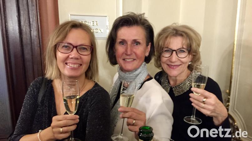Geschafft. Die drei Reiseleiterinnen Gabriela Dlubal, Kamila Spichtinger und Susanne Setzer (von links) nach einer gelungenen Tour. Bild: Dlubal/exb