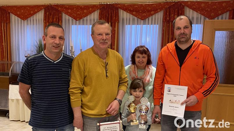 Ehrungen vergab (von links) Vorsitzender Hans Neumüller an Horst Wiesend und Jasmin Wiesend mit Ihrem Vater. Mit im Bild Jugendwartin Birgit Sperber. Bild: lei