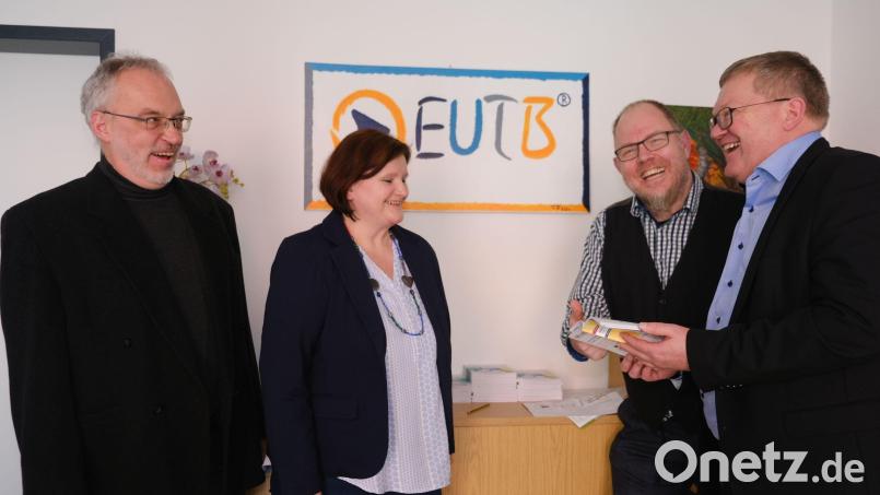 Allgemeine Freude herrschte bei der Eröffnung des EUTB-Beratungsbüros in der Breslauer Straße 2 bei Beteiligten und Gästen; (von links) der Vorsitzende des Vereins für ergänzende unabhängige Teilhabeberatung für Niederbayern und die Oberpfalz, Peter Weiß, Beraterin Daniela Bernscheider, Berater Sebastian Freyer und Oberbürgermeister Michael Cerny. Bild: usc