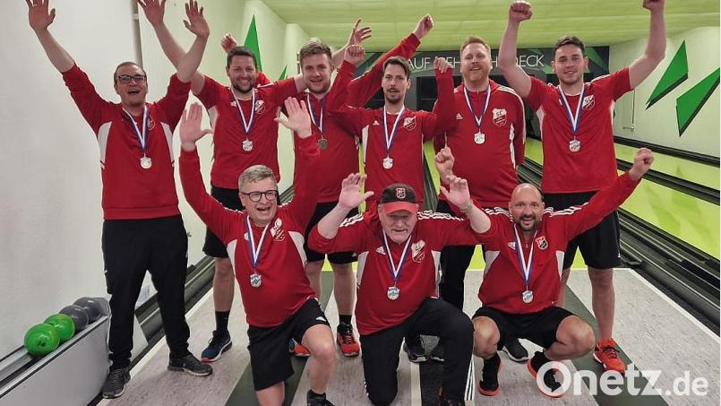 Die Kegler des SC Luhe-Wildenau bejubeln nach dem Sieg gegen die SpG Puchheim Gröbenzell die Bayernliga-Meisterschaft. Bild: Michael Grünwald