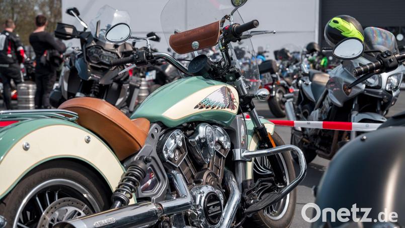 Ein Motorrad steht auf der Fläche der Kulmbacher Brauerei, das als Motorradparkplatz verwendet wird. Bild: Daniel Vogl/dpa