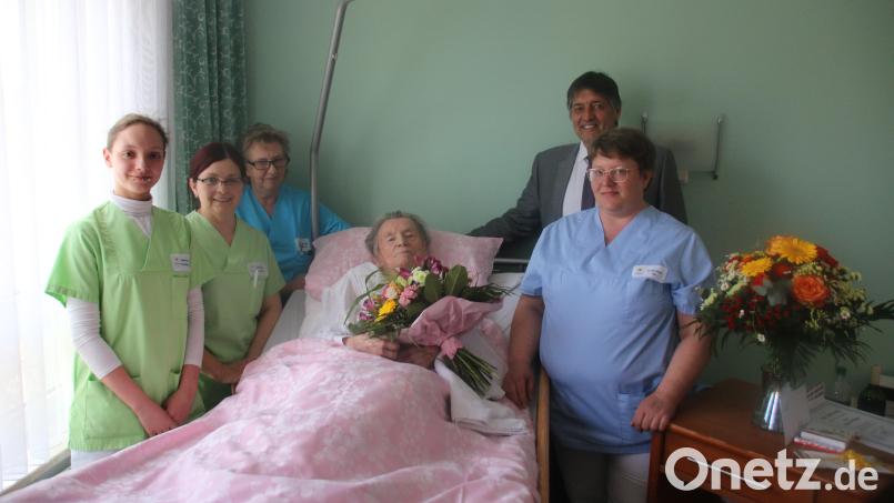 Eleonore Wagner freute sich über die Glückwünsche zu ihrem 100. Geburtstag von ihren Pflegerinnen und dem Bürgermeister: Nadine Stumpp, Silvia Gerer, Gerlinde Heitzer, Edgar Knobloch und Sandra Raue (von links). Bild: sne