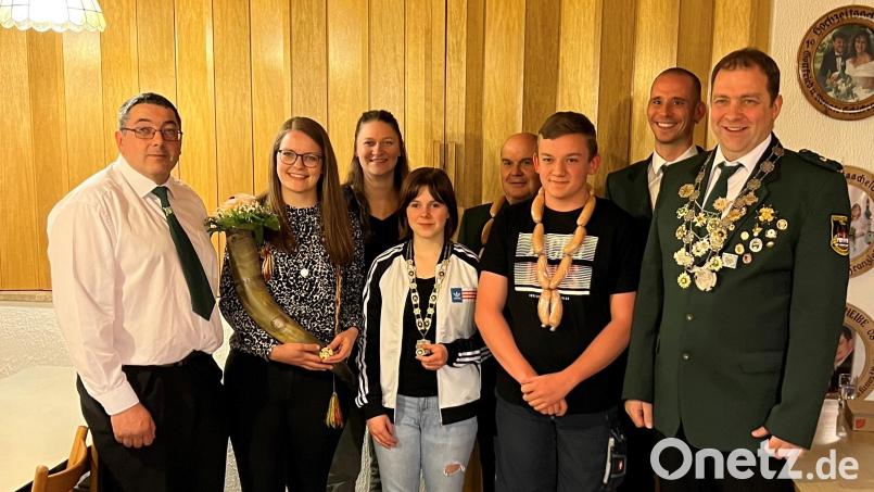 Max Ernstberger (rechts) ist neuer König der Tell-Schützen in Hundsbach. Von links Schützenmeister Bernhard Ernstberger, Schützenliesl Stefanie Ernstberger, Vorgängerin Franziska Kraus, Jungschützenkönigin Sydney-Scarlette Kraus, Vorjahreskönig Bruno Rosner, Vorjahres-Jungkönig Valentin Trißl und Sportleiter Felix Wührl. Bild: Schützenverein Tell/exb