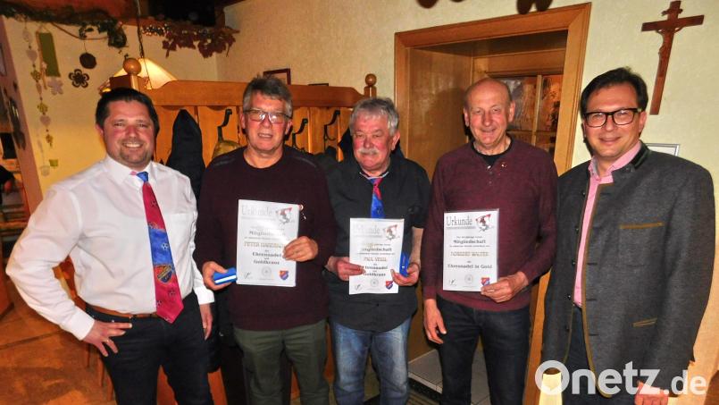 50 Jahre halten Peter Haberkorn und Ehrenvorsitzender Paul Veigl dem ASV Haidenaab-Göppmannsbühl die Treue, 40 Jahre sind es bei Norbert Walter (Zweiter bis Vierter von links). Dafür dankten Vorsitzender Stephan Veigl (links) und Dritter Bürgermeister Franc Dierl (rechts). Bild: whü
