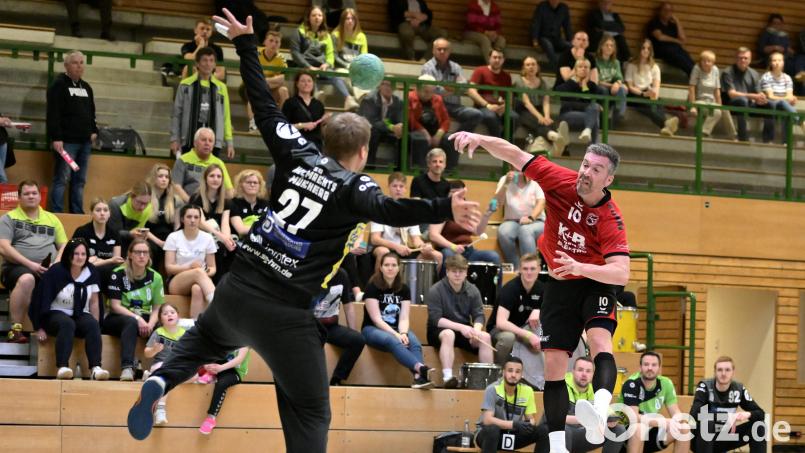 Jiri Smolik (rechts) war in Bestform und erzielte zwölf Treffer für Sulzbach. Hier überwindet er Gästetorhüter Lukas Hurt mit einem Sprungwurf. Bild: Hubert Ziegler