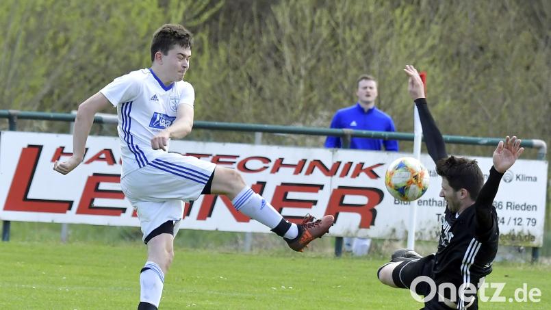 Die Szene, die zum Handelfmeter für den TuS Schnaittenbach führte: Andreas Richter (links) schoss Daniel Liebchen (rechts) vom SV Schmidmühlen an, der den Ball mit der Hand berührte. Bild: Hubert Ziegler