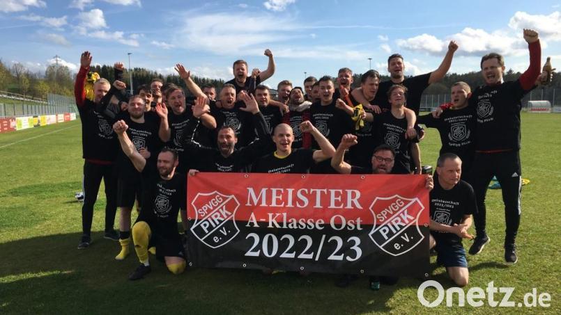Die Mannschaft der SpVgg Pirk bejubelt den Aufstieg in die Kreisklasse. Bild: SpVgg Pirk