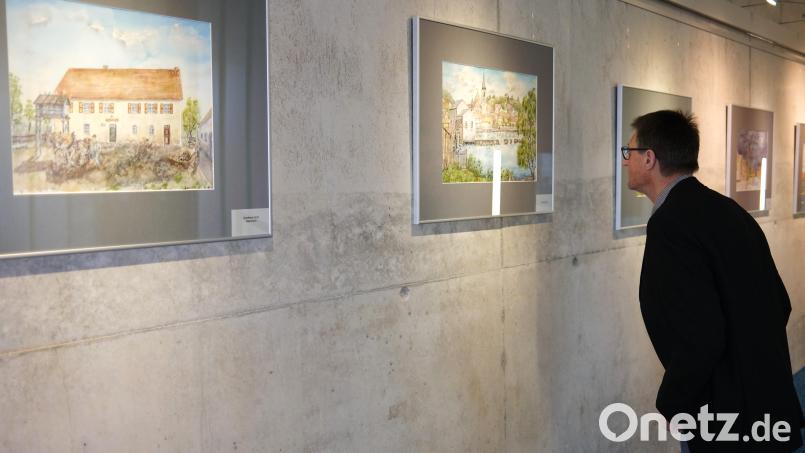 Die grauen Betonwände des ZMS-Verwaltungsgebäudes zieren derzeit farbige Bilder des Künstlers Konrad Merl. Bild: Hirsch