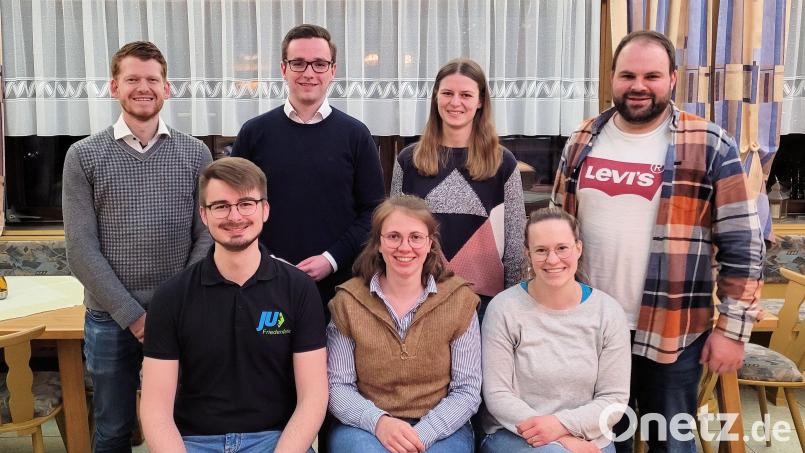 Glückwünsche für den neuen Vorstand der Jungen Union Friedenfels mit (vorne von links) Maximilian Heindl, Annamaria Härtl und Rosalie Härtl sowie (hinten von rechts) Johannes Härtl und Carolin Heindl gab es von (hinten von links) dem Stellvertretenden Kreisvorsitzenden der Jungen Union, Maximilian Kastner, und CSU-Ortsvorsitzendem Adrian Käß. Bild: bsc