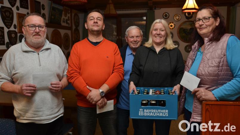 Gerhard Lingl aus Roggenstein (links) holte sich die Siegprämie beim Preisschafkopf des Schützenvereins "Edelweiß". Zweite wurde Gabi Bauer aus Nabburg (rechts) und Dritter Hubert Ram aus Zieglmühle (Zweiter von links). Der Trostpreis ging an Alexandra Bruckner aus Wölsendorf (Zweite von rechts), die von Schützenmeister Johann Gösl (Mitte) einen Kasten Bier in Empfang nahm. Bild: dob