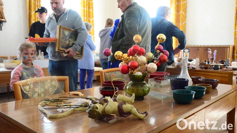 Riesenandrang herrschte beim Klosterflohmarkt in der Luitpoldstraße. Bild: Kunz