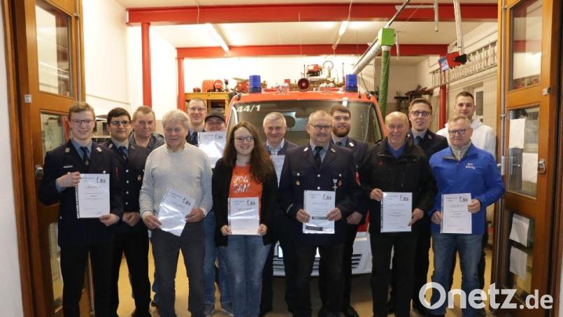 Langjährige Mitglieder zeichnete die Feuerwehr Mähring aus. Im Bild: (von links) Martin Göhl, Vorsitzender Andreas Weis, Franz Prell, Anton Stretz, Kommandant Markus Göhl, Maximilian Röckl, Alexandra Göhl, Erhard Göhl, Oswald Weis, Zweiter Vorsitzender Stefan Mayer, Oswald Kraus, Martin Riedl, Reinhard Beer und Roman Wimmer. Bild: Feuerwehr Mähring/exb