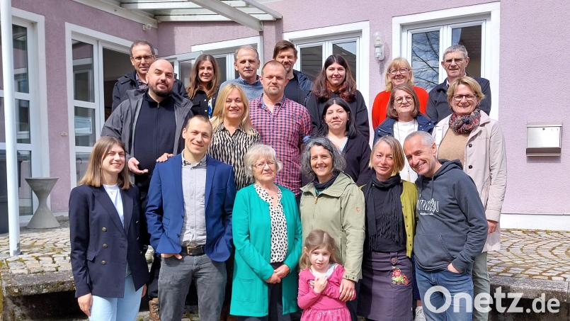 Viele Gratulanten schauten bei Erika Striegl (vorne, Mitte) vorbei und gratuliertem zum 80. Geburtstag. Bild: gmü