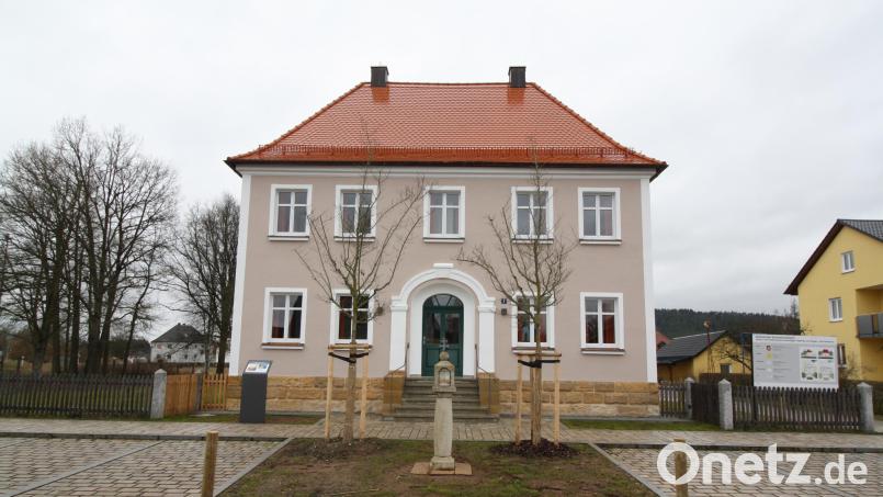 Ein Vorzeigeobjekt der Ortskernerneuerung war der zum Bürger- und Kulturhaus mit Bibliothek umgewidmete alte Pfarrhof. Archivbild: bjp