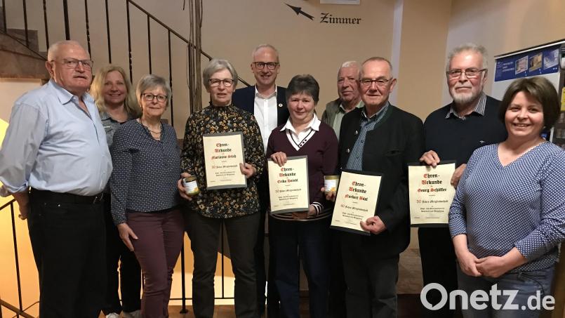 Der Obst- und Gartenbauverein Hahnbach ehrt langjährige Mitglieder (von links): Vorsitzender Josef Moosburger, Schriftführerin Sabine Schulz, Schatzmeisterin Ursula Gradl, Marianne Stich (30 Jahre Mitglied), Bürgermeister Bernhard Lindner, Erika Heindl (30 Jahre) Franz Erras (HKA), Norbert Bösl (40 Jahre), Georg Schäffer (30 Jahre) und Zweite Vorsitzende Christine Demleitner. Bild: mma