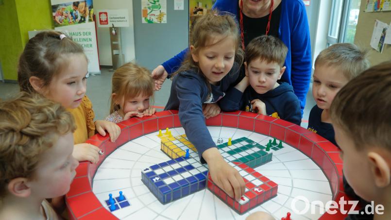 Es ist das Meisterstück der Fliesenlegerin Johanna Kies und wiegt rund 200 Kilogramm. Rechnet man die Mensch-ärgere-dich-nicht Spielsteine nicht dazu. Bild: Wolfgang Steinbacher