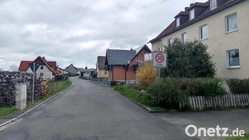Die Stemmenreuther Straße verlockt zum schnellen Fahren ein, obwohl hier Tempo 30 und rechts vor links gelten. Poppenreuther Bürger wünschen sich hier noch einen Hinweis auf der Asphaltdecke. Bild: fpoz