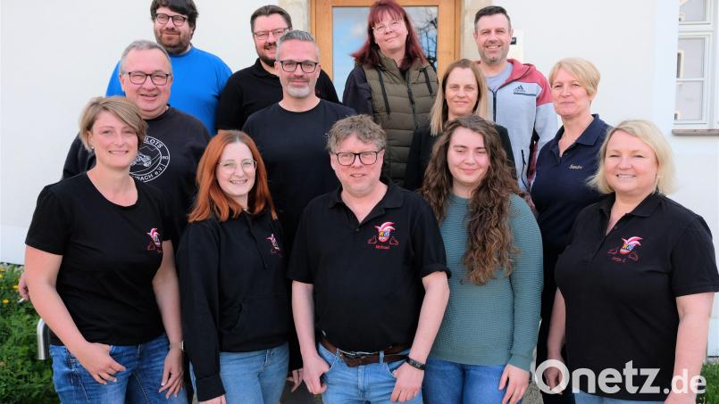 Mit einem Beirat erweiterte die Faschingsgesellschaft Eschenbach in der Jahreshauptversammlung ihr Vorstandsteam. Neu ist auch Schriftführerin Susann Schramm. Unser Bild zeigt das neu gebildete Führungsteam mit Ehrengast Pfarrer Johannes Bosco. Bild: do