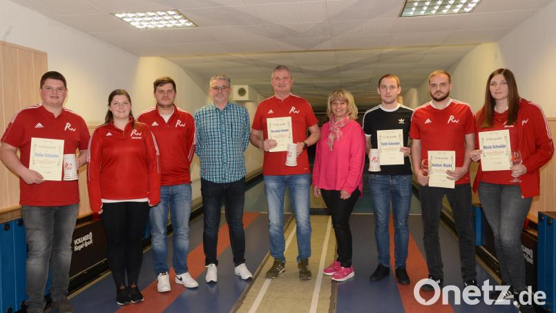 Martina Lorenz (Sechste von links) bleibt Vorsitzende des Sportkegelclubs Rot-Weiß Pleystein, ebenso zweiter Vorsitzender Hans-Jürgen Schneider (Fünfter von links), Kassier Andreas Hartung (Vierter von links), zweiter Kassier Benedikt Zehent (Dritter von links). Neue Sportwartin ist Johanna Schneider (Zweite von links), Zweiter Sportwart Stefan Schneider (links). Hans-Jürgen Schneider wurde für 40 Jahre Mitgliedschaft geehrt, Nicole Schneider, Patrik Schneider, Stefan Schneider und Anton Stahl junior für 25 Jahre Treue. Bild: bey