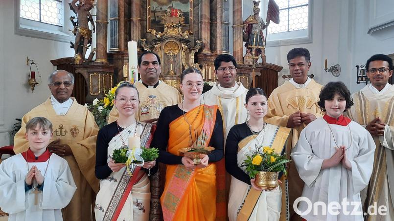 Die Ministranten, Florian Strempel-Pröls, Anna Hanauer, Emma Apfelbacher, Leni Kick und Maximilian Kohl (vorn von links) zelebrieren für Pfarrer Benny Joseph ein indisches Ritual (hinten von links): Pfarrer i. R. Dr. Joseph, Pfarrer Benny Joseph, Pfarrer Benedikt, Pater Thomas IMS und Anwärter Jeffy. Bild: rab